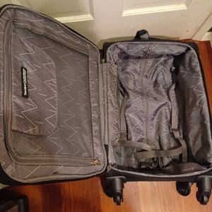Travelpro 22" Spinner carryon
